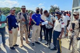 Agentes de la OCN-interpol arrestan a ciudadano haitiano. Foto. Policía Nacional.