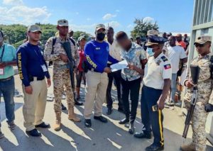 Agentes de la OCN-interpol arrestan a ciudadano haitiano. Foto. Policía Nacional.